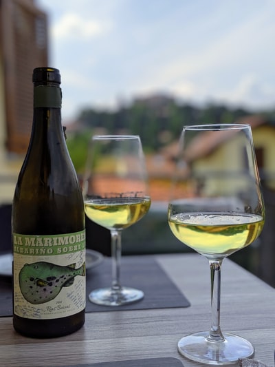 浅的照片清晰的高脚酒杯关注棕色木桌上
